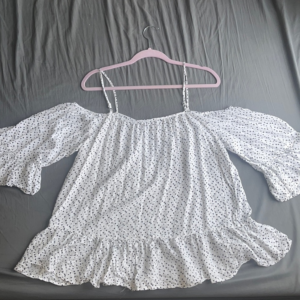 Cute Black and white Heart and star Shoulder cutout top.